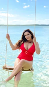Kelly Brook: The Timeless Calculus of Curves in a Changing Hollywood