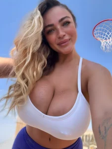 Naya Vee is Redefining the Modern Bombshell