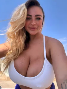 Naya Vee is Redefining the Modern Bombshell