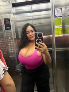 Manoeli Paiva: The Brazilian Bringing Sultry Sunshine to Your Feed