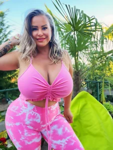 Bella Bodhi: Confident Curves Inspire a Body Revolution