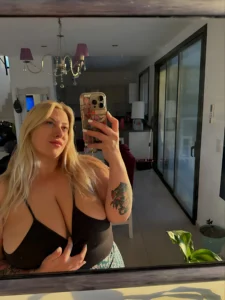 Anna Johnson: The Bringing Effortless Elegance to Voluptuous Curves