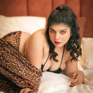 Aradhya Goswami: The Charm of Sunshine and Sensuality
