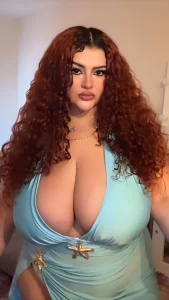 Kelly Pocket: Pocket-Sized Fantasy with Larger-Than-Life Curves