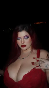 Kelly Pocket: Pocket-Sized Fantasy with Larger-Than-Life Curves