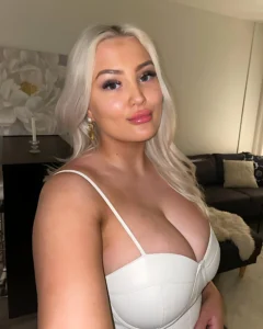 Hennina Blåberg: The Nordic Vision of Voluptuous Elegance