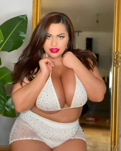 Costina Munteanu: Redefining Curves, Confidence, and Stardom