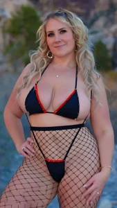 Jaimie Smiles: Curves, and Conversation Built a Digital Empire