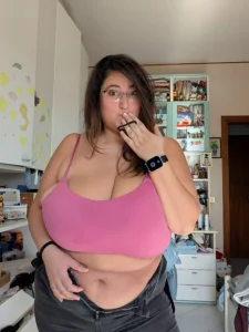 Giuly Stella: Curvy Sicilian Redefining Natural Beauty