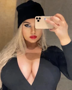 Carolina Sukie: Sweden's 34L Natural Wonder with Huge Curves