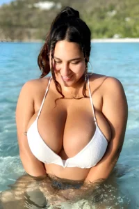 Roserayy: The Texas Beauty with Big Curves Saving Dogs