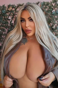 Claudia Fattorini: Naples' Curvy Barbie with Big Curves