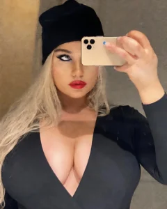 Carolina Sukie: Sweden's 34L Natural Wonder with Huge Curves