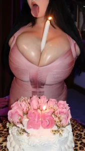 How Tally Rain Turned 35lbs of Natural Beauty into a Digital Empire