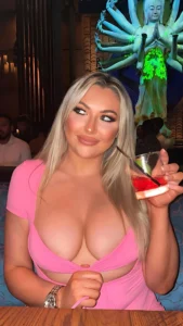 How Nina Woolley Built a 276K Empire on Natural Beauty