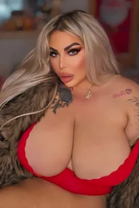 Claudia Fattorini: Naples' Curvy Barbie with Big Curves