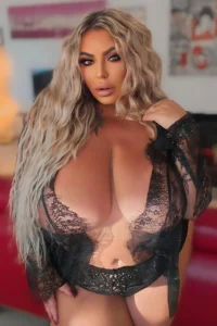 Claudia Fattorini: Naples' Curvy Barbie with Big Curves