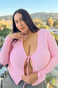 Roserayy: The Texas Beauty with Big Curves Saving Dogs