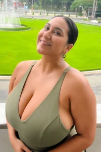 Roserayy: The Texas Beauty with Big Curves Saving Dogs