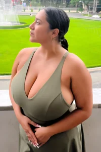 Roserayy: The Texas Beauty with Big Curves Saving Dogs