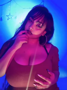 Varsha Mallick and the Art of Letting Curves Speak