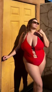 Lauren Sangster: Unstoppable Big Curves Conquer Instagram
