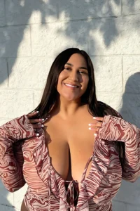 Roserayy: The Texas Beauty with Big Curves Saving Dogs