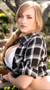 Sara Willis: The 40-Year-Old Redefining Instagram Beauty