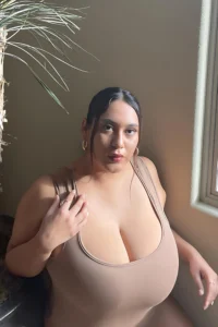 Roserayy: The Texas Beauty with Big Curves Saving Dogs