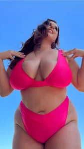Lauren Sangster: Unstoppable Big Curves Conquer Instagram