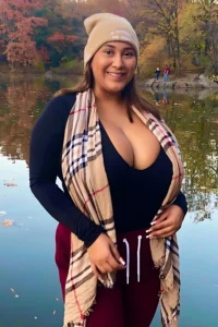 Roserayy: The Texas Beauty with Big Curves Saving Dogs