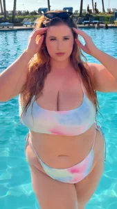 Lauren Sangster: Unstoppable Big Curves Conquer Instagram
