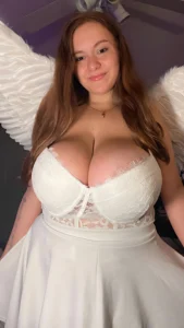 Huge Curves and Fearless Confidence: The Arianna Perez Story