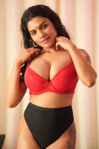 Bombshell Reborn: Resmi R Nair and the Art of Vintage Curves