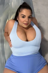 Teniah: Journey from Yoga Mat to Curvy Confidence Icon